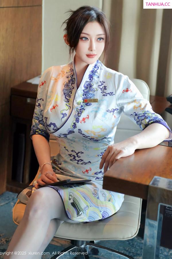   [XiuRen]高清写真图 2025.05.14 No.10273 苏一诺 青色旗袍第2张图片